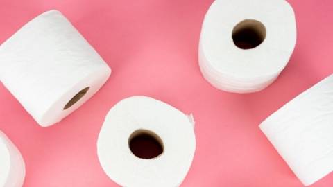 Rouleaux de papier toilette sur fond rose