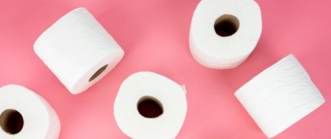 Les produits insolites au CBD Rouleaux de papier toilette sur fond rose