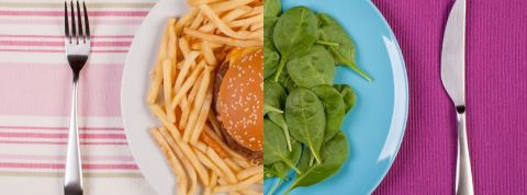 Quel est l'impact environnemental des repas végétariens à la cantine ? Une assiette avec une moitié de burger et une moitié d'épinards