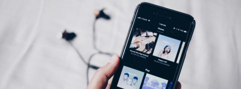 Baby White Noise, Musique Pour Dormir... pourquoi des artistes aux noms génériques envahissent Spotify Application Spotify utilisée sur un smartphone