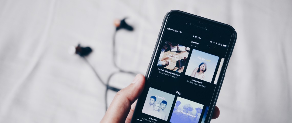 Baby White Noise, Musique Pour Dormir... pourquoi des artistes aux noms génériques envahissent Spotify Application Spotify utilisée sur un smartphone