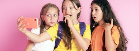 Qui prendra la place du TikTok ? trois adolescentes qui regardent leur portable