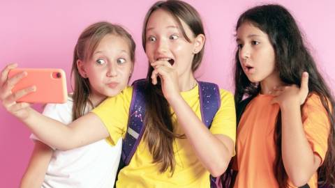 Qui prendra la place du TikTok ? trois adolescentes qui regardent leur portable