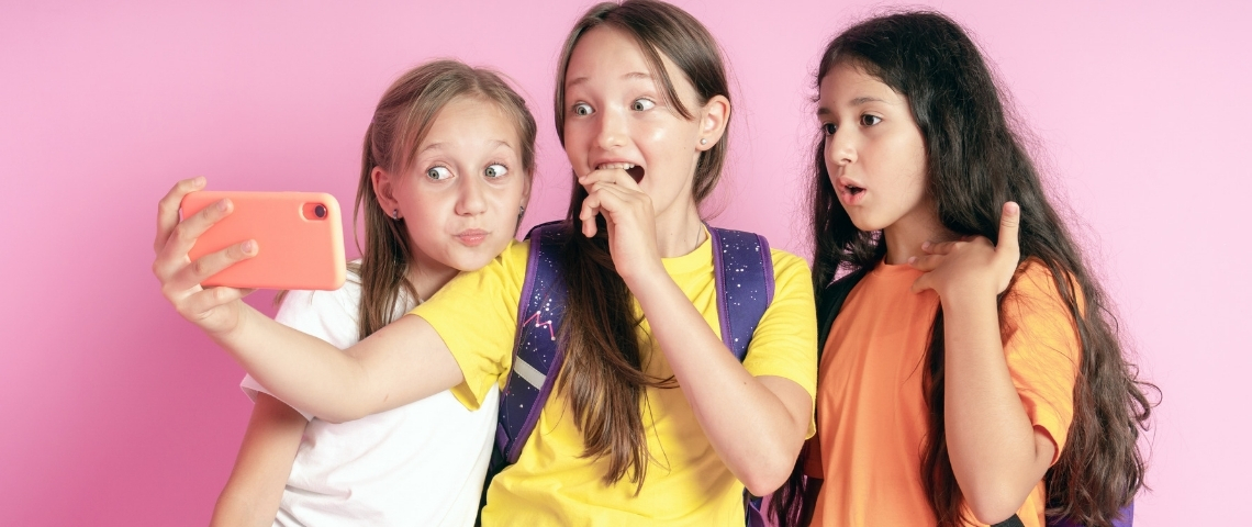 Qui prendra la place du TikTok ? trois adolescentes qui regardent leur portable
