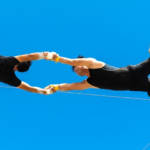 Deux trapézistes en train de faire des acrobaties