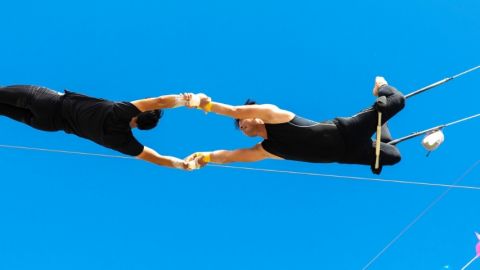 Deux trapézistes en train de faire des acrobaties