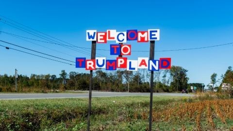 un panneau  - bienvenue à TrumpLand - 