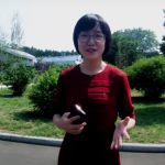 Une jeune fille dans un parc vert