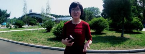 Un A, la nouvelle influenceuse de Corée du Nord Une jeune fille dans un parc vert