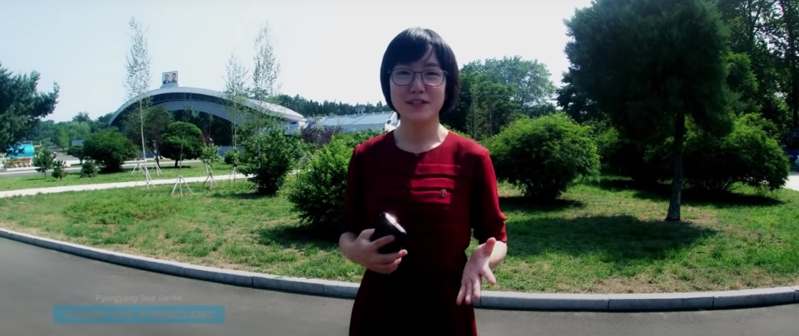 Un A, la nouvelle influenceuse de Corée du Nord Une jeune fille dans un parc vert