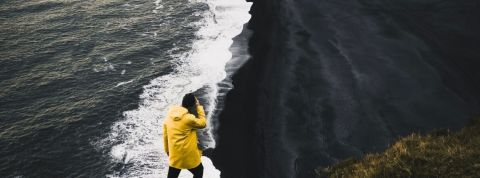 Tomas Peueyo, l'homme qui a vu venir la vague uUn homme en ciré jaune regarde une vague