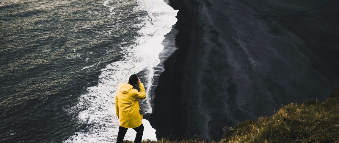 Tomas Peueyo, l'homme qui a vu venir la vague uUn homme en ciré jaune regarde une vague