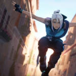 une jeune femme ninja qui saute dans une rue