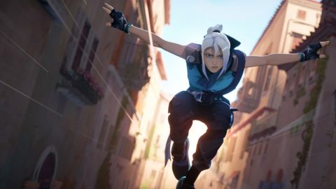 une jeune femme ninja qui saute dans une rue