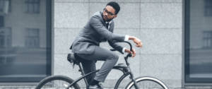 Un homme en costume sur son vélo