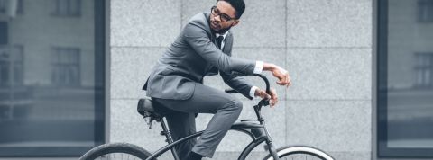 Comment passer aux vélos de fonction ? Un homme en costume sur son vélo