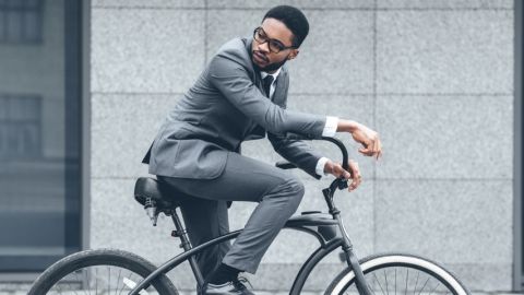 Un homme en costume sur son vélo