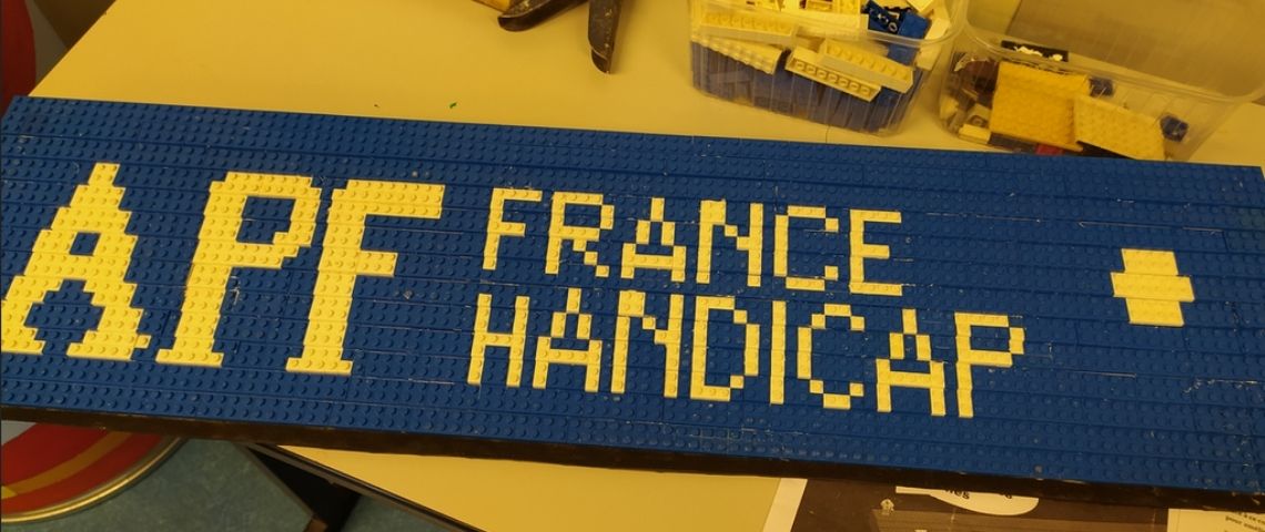 APF Handicap France appel aux dons de lego pour fabriquer des rampes d'accès pour les personnes en fauteuil roulant Rampe d'accès en Lego personnilsée au nom d'APF France Handicap