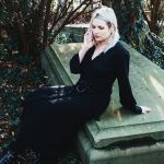 Jeune femme sur une tombe