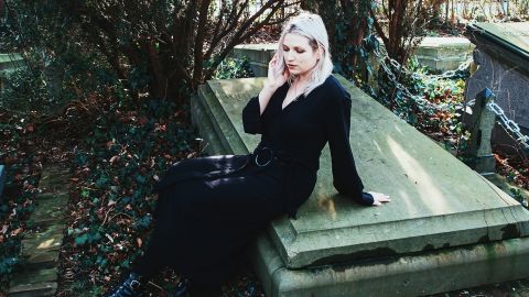 Jeune femme sur une tombe