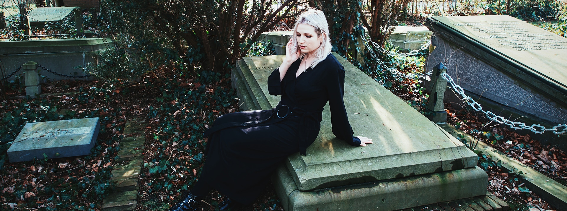 Le mouvement death positive - L'ADN Jeune femme sur une tombe