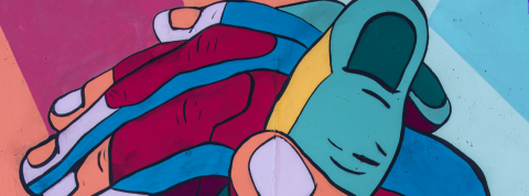 Quand les entreprises empathiques surperforment Dessin coloré de mains qui s'entrelacent