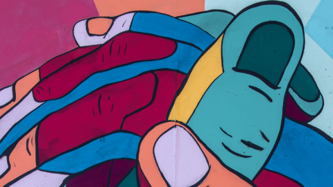 Dessin coloré de mains qui s'entrelacent