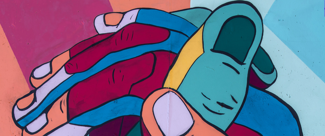 Quand les entreprises empathiques surperforment Dessin coloré de mains qui s'entrelacent