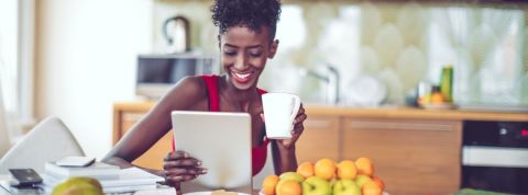 Pour une nouvelle conversation entre les marques et les 18-34 ans Une femme assise regarde sa tablette