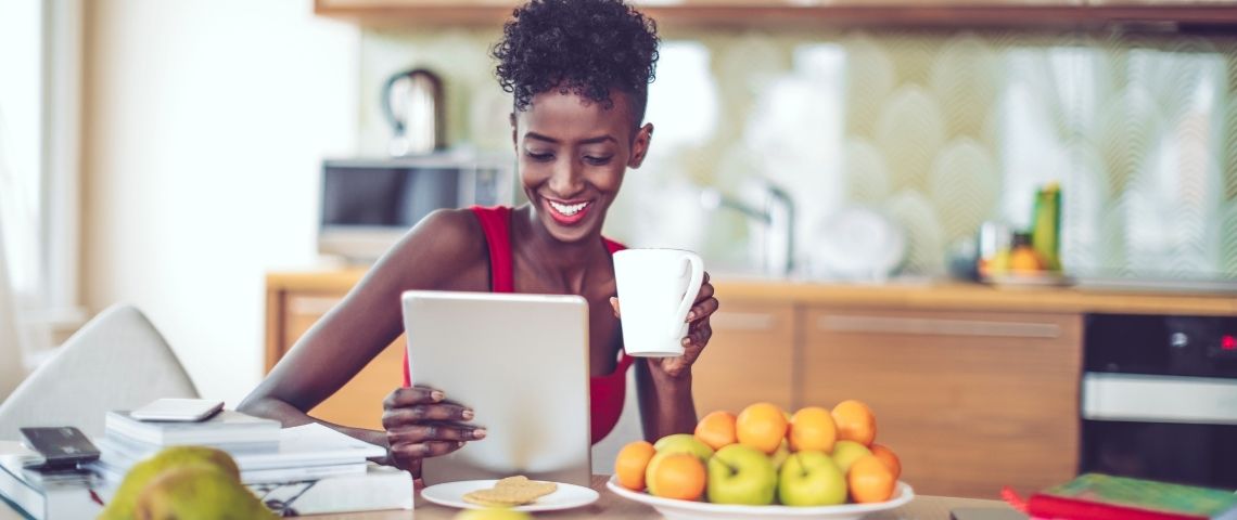 Pour une nouvelle conversation entre les marques et les 18-34 ans Une femme assise regarde sa tablette
