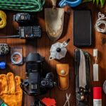 Pêle mele d'accessoires et outils en cas de catastrophe : une corde, une lampe-torche, un téléphone...