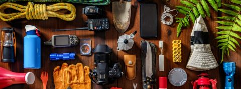 Ces tech qui veulent nous préparer aux catastrophes Pêle mele d'accessoires et outils en cas de catastrophe : une corde, une lampe-torche, un téléphone...