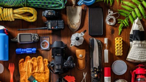 Pêle mele d'accessoires et outils en cas de catastrophe : une corde, une lampe-torche, un téléphone...