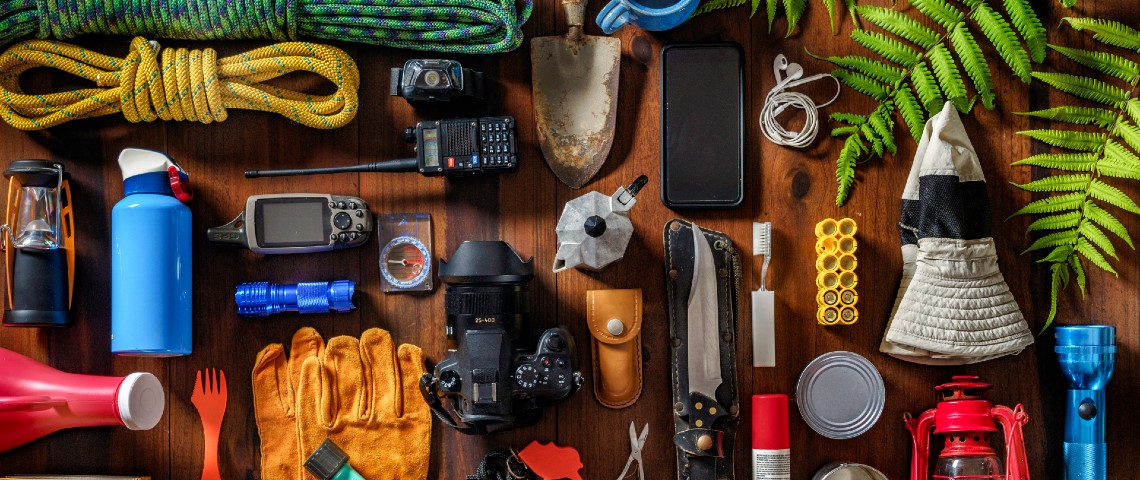 Ces tech qui veulent nous préparer aux catastrophes Pêle mele d'accessoires et outils en cas de catastrophe : une corde, une lampe-torche, un téléphone...