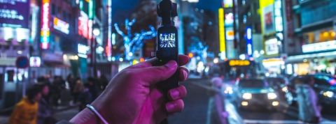 Comment les villes s'adaptent aux usages des citoyens ? une main tenant une caméra dans la rue