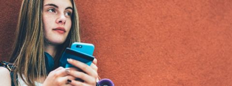 être payé pour ses données : le nouveau petit boulot du web controversé Une adolescente avec un smartphone adossé à un mur