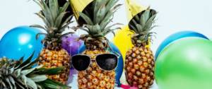 Des ananas avec des lunettes de soleil