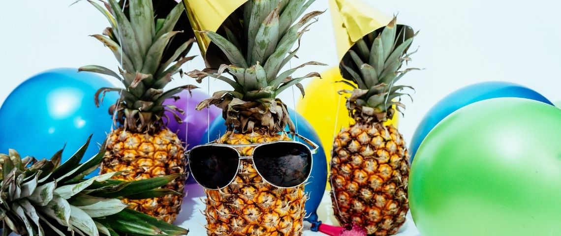 Les tendances food 2021 selon WholeFoods Des ananas avec des lunettes de soleil