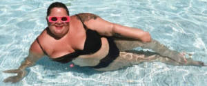 Barbara Butch dans une piscine