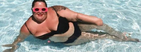 Qui est Barbara Butch, la DJ engagée ? Barbara Butch dans une piscine