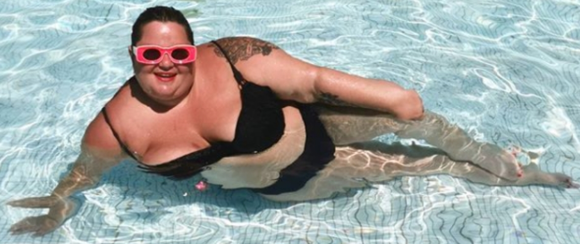 Qui est Barbara Butch, la DJ engagée ? Barbara Butch dans une piscine