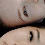 Deux visages de femmes côte à côte en gros plan