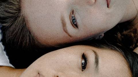 Deux visages de femmes côte à côte en gros plan