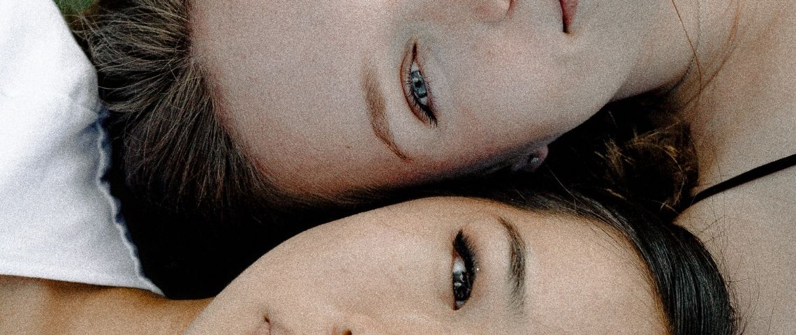 Comment la pandémie change nos interactions sociales Deux visages de femmes côte à côte en gros plan