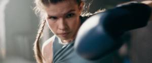 Une jeune femme qui fait de la boxe