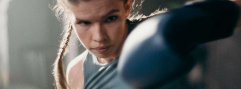 Le cyberharcèlement des femmes au sein de la génération Z Une jeune femme qui fait de la boxe