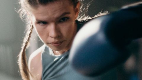 Une jeune femme qui fait de la boxe