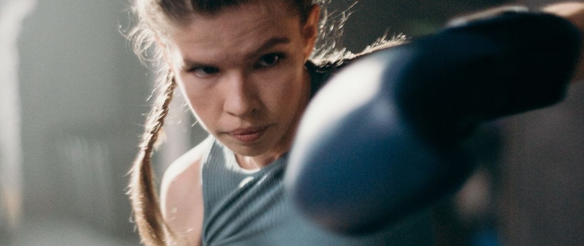 Le cyberharcèlement des femmes au sein de la génération Z Une jeune femme qui fait de la boxe