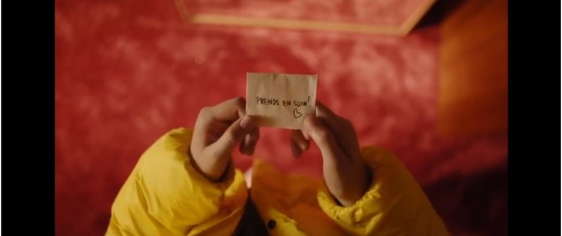 Rosaprk signe la dernière campagne de communication d'Aigle : Pour tous le temps et pour longtemps Jeune fille tenant dans ses mains un petit mot