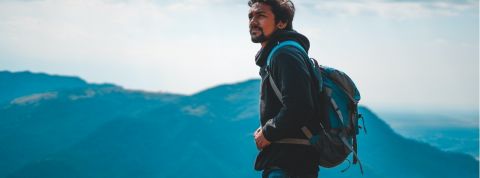 Comment Canada Goose incite ses salariés à faire de l'exercice Un homme sur une montagne avec un sac à dos